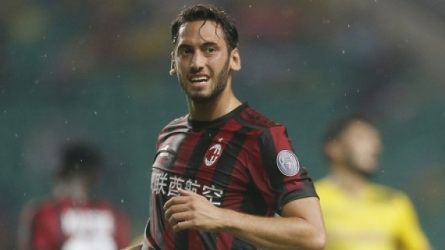 Hakan Calhanoglu, nuovo acquisto del Milan, bersaglio di insulti islamofobi nel 2015 (ph. pianetamilan)