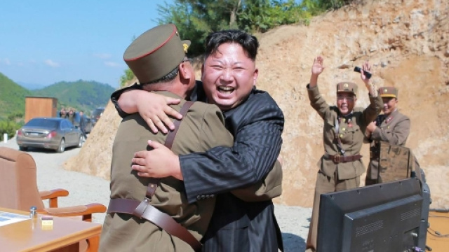 Kim Jong-un si complimenta con i suoi ufficiali; secondo la CNN, la Corea del Nord ha in progetto un nuovo lancio