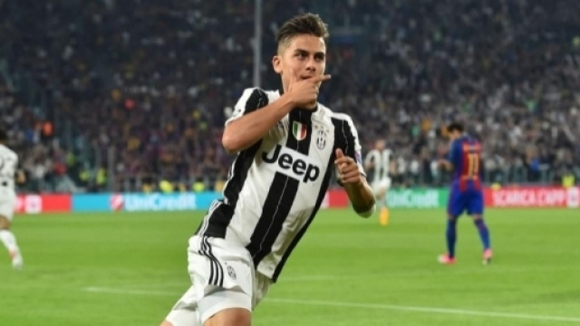 L'esultanza di Paulo Dybala nell'andata di Champions contro il Barcellona