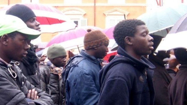 Proteste dei migranti e accuse agli italiani di essere razzisti e mafiosi