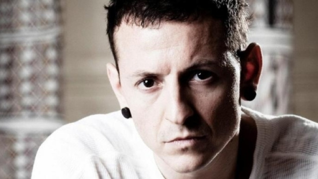 Source : https://www.virginradio.fr/linkin-park-chester-bennington-15-choses-a-savoir-sur-sa-vie-a613888.html