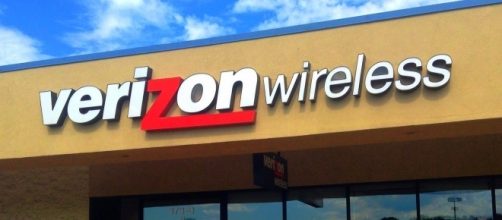 Verizon listing leaked the Moto Z2 Force's pricing/Photo via Mike Mozart, Flickr