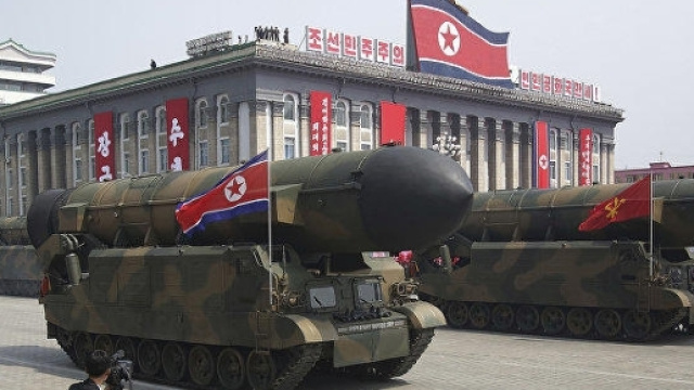 Alcuni missili nordcoreani in parata; Kim Jong-un si dichiara 'pronto ad usarli'