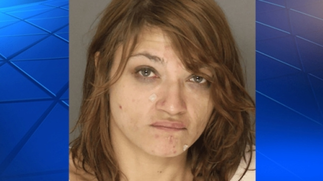 Elle met le feu sur son copain et tente d'&eacute;teindre avec l'urine