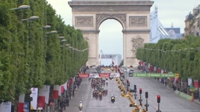 Il Tour de France sui Campi Elisi