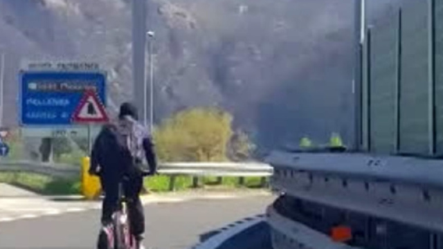 In bicicletta in autostrada, fermato 21enne sulla A26 - novaratoday.it