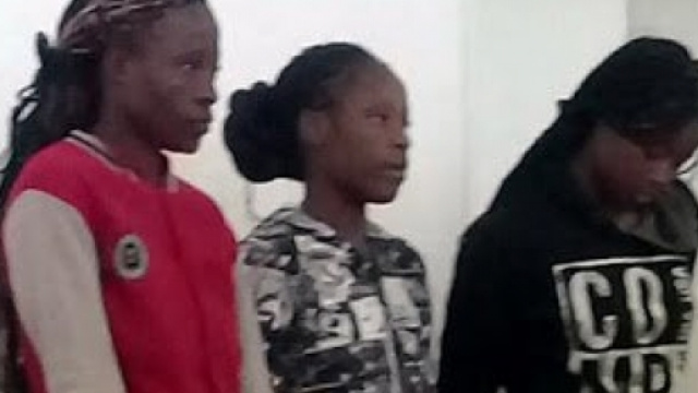 Le tre donne arrestate in Zimbabwe per lo stupro di un prete. La loro difesa: "Stavamo solo giocando".