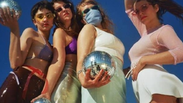 Myss Keta e le ragazze nel video di Xananas