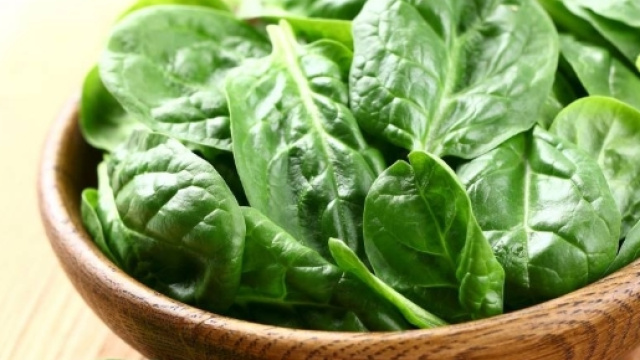 Spinaci, uova, avocado e non solo: la luteina mantiene giovane il nostro cervello
