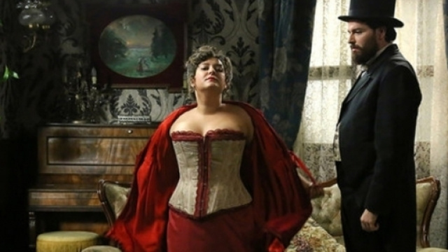 Una Vita, anticipazioni: Martin, attore di film erotici