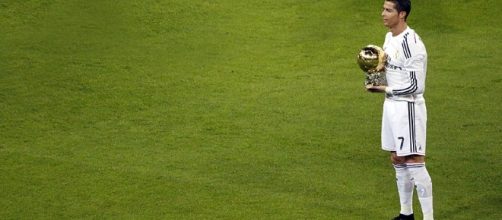 Cristiano Ronaldo presenting his 2014 Ballon d'Or- (wikimedia.org/Ballon d'Or/Anish Morarji)