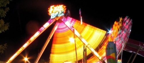 Fireball ride in Toronto at night (credit &ndash; Loozrboy &ndash; wikimediacommons)