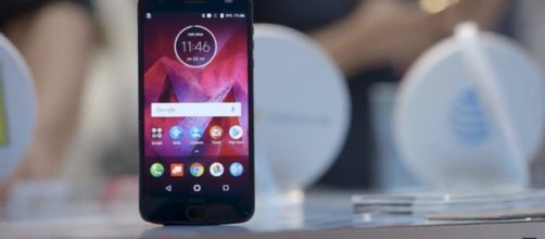 Moto Z2-The Verge-YouTube Screenshot