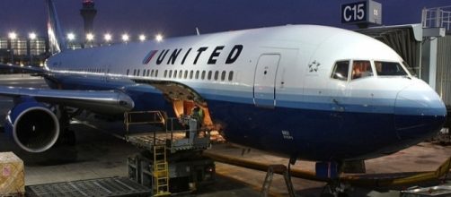 Photo United Airlines plane via Wikimedia by Lasse Fuss/CC BY-SA 3.0