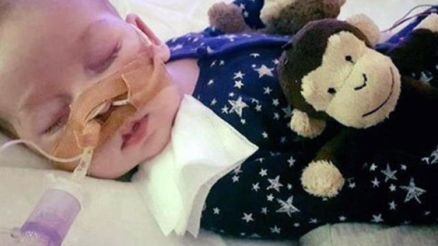 Charlie Gard al letto, totalmente immobile