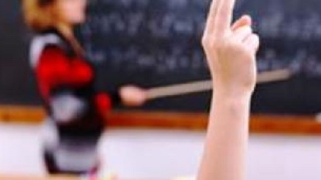 Isegnante inglese sospesa per atti sessuali con un allievo