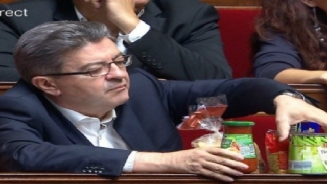 Jean-Luc M&eacute;lenchon pr&eacute;sente ses 5 Euros de courses