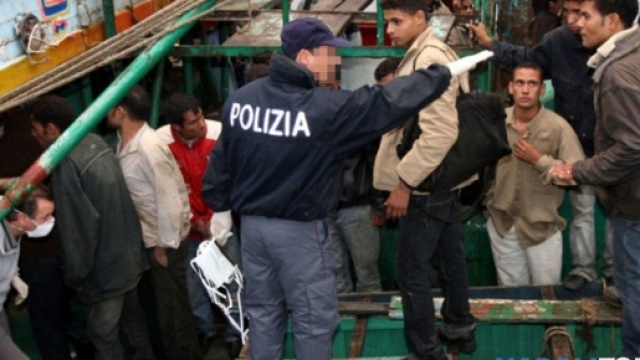 La storia di Daniele, il poliziotto allontanato per aver denunciato irregolarit&agrave; sui migranti.