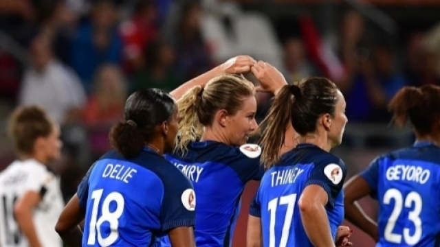 Les bleues se qualifient apr&egrave;s avoir &eacute;t&eacute; accroch&eacute;es par la Suisse