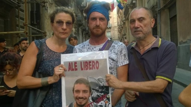 Un momento di un presidio per la liberazione dei 6 giovani italiani detenuti in Germania (Foto FB Claudia Urz&igrave;)