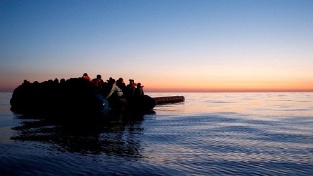 Un natante carico di migranti nel mar Mediterraneo (dossier su http://www.repubblica.it)