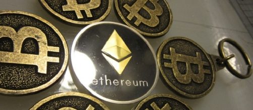 Bitcoin keychains (credits: flickr https://www.flickr.com/photos/btckeychain/30770561533)