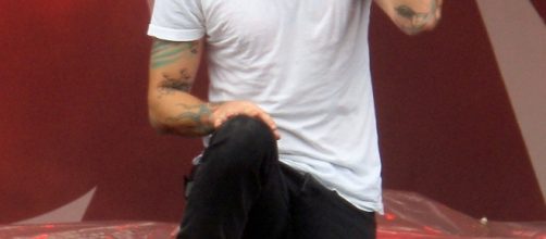 Chester Bennington's wife Talinda is shattered after his passing./Photo via Kallerna, Wikimedia Commons