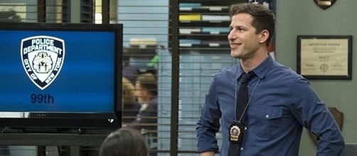 Jake Peralta is sporting a new look in "Brooklyn Nine-Nine" season 5. [Image source: Youtube Screen grab]