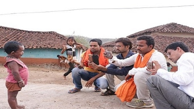 Basori alle prese con dei fotografi