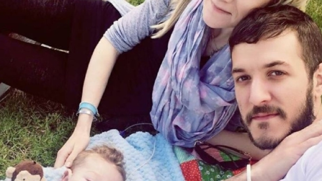 Charlie Gard con i suoi genitori