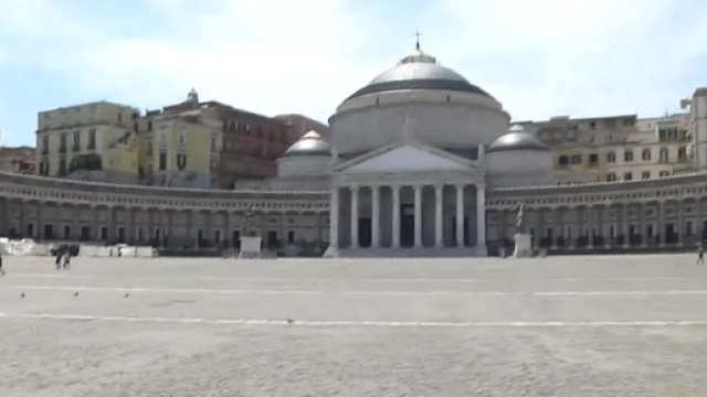 Napoli, piazza Plebiscito: il luogo pi&ugrave; rappresentativo della citt&agrave; partenopea