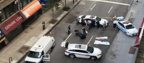 Os corpos do casal s&atilde;o retratados no ch&atilde;o, cobertos com len&ccedil;&oacute;is brancos