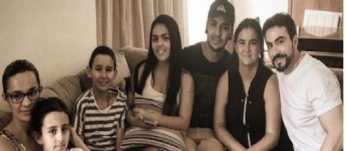 Padre F&aacute;bio de Melo ao lado da irm&atilde; Cida e outros familiares