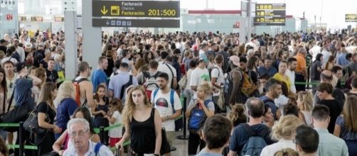 Siguen las horas de espera en el Prat. Barcelona (foto: El Peri&oacute;dico)