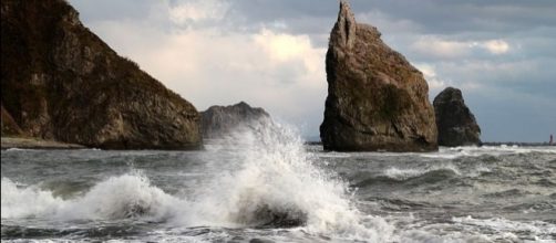 The Pacific coast in Samani, Japan. [Image via Wikimedia Commons]