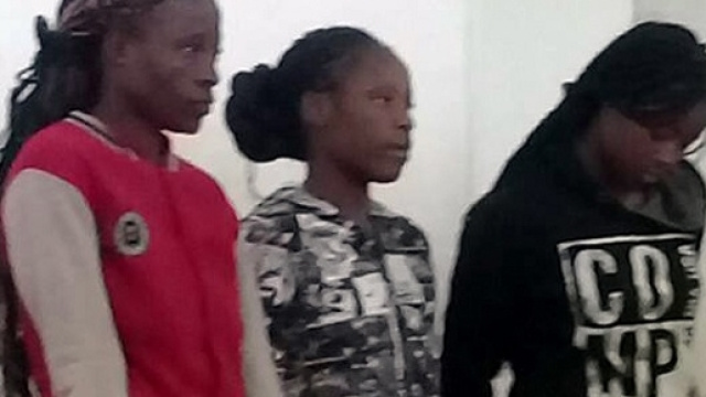 Le giovani accusate di stupro: Sandra Ncube, Riamuhetsi Mlauzi e Mongiwe Mpofu (Foto Andile Tshuma).