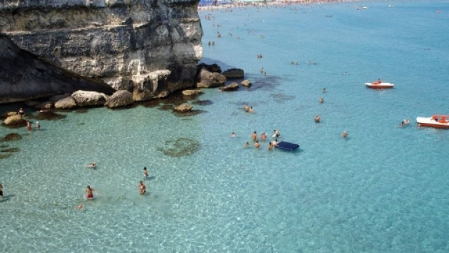 Vacanze negate a coppie omosessuali in una struttura del Salento