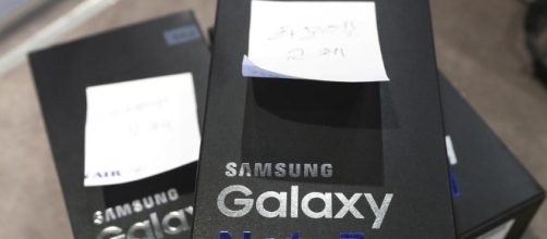 Samsung puts safety first after Note 7 fiasco ahead of Galaxy S8 ... - hindustantimes.com