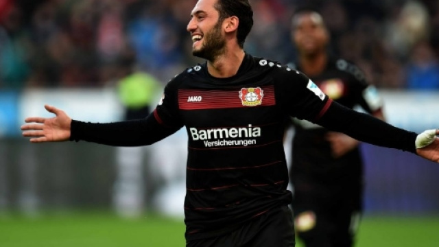Calciomercato Serie A, ennesimo colpo per il Milan che prende Hakan Calhanoglu
