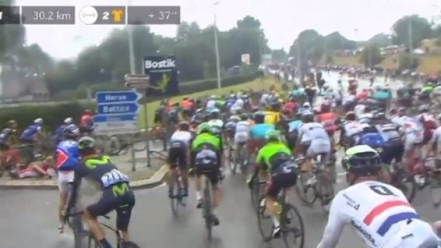 La caduta in cui &egrave; rimasto coinvolto Richie Porte