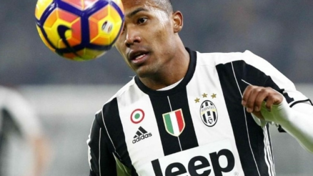 La Juve propone un interessante scambio alla Juve: 25 milioni pi&ugrave; Matuidi e Aurier per Alex Sandro