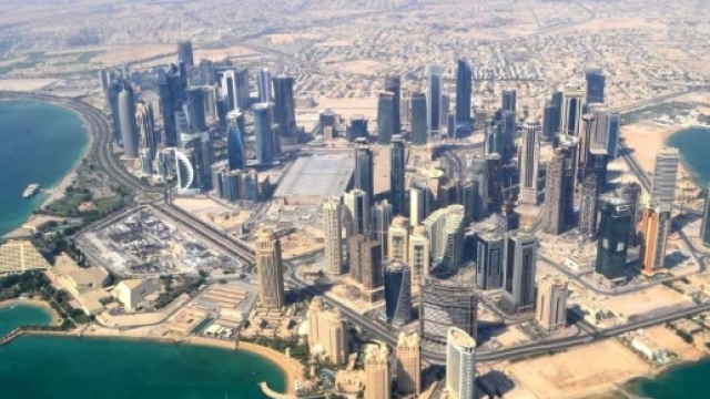 Le Qatar, un pays menac&eacute; par ses voisins (Arabie Saoudite et etc.) plus puissants et plus militairement aguerris.