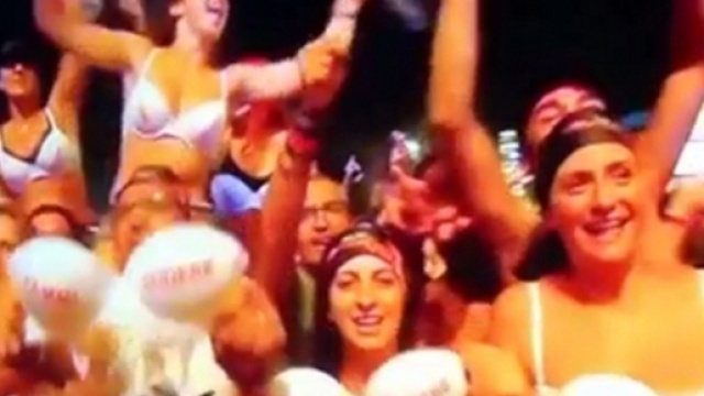 Scene di delirio al Modena Park: le fan mostrano i reggiseni 'fammi godere'