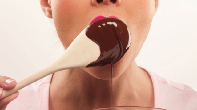 Una donna mangia del cioccolato