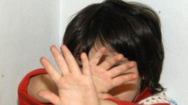 Una mamma &egrave; finita in carcere: ha picchiato la figlia di 17 mesi, dopo aver gi&agrave; mandato in ospedale la pi&ugrave; grande, di due anni e mezzo.