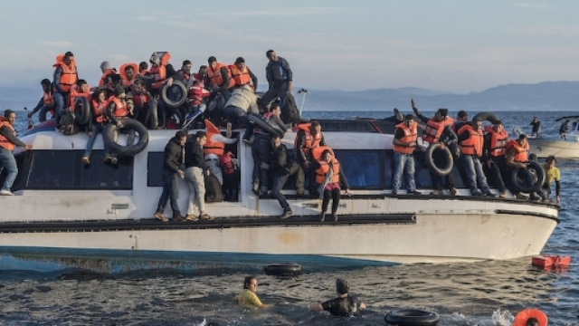 Uno sbarco di immigrati in un porto italiano
