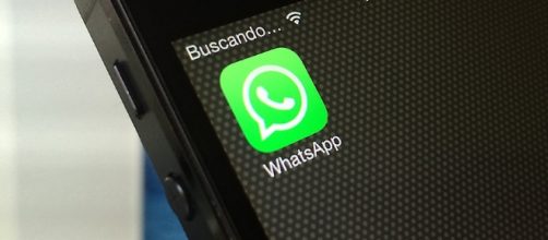 1 Billion people access WhatsApp on a daily basis / Photo via &Aacute;lvaro Ib&aacute;&ntilde;ez, Flickr