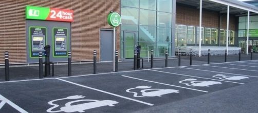 Car park for charging electric cars (credit - Glen Wallace &ndash; wikimediacommons)