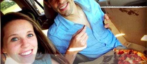 Jill Duggar and Derick Dillard eat pizza in the car--Image via Duggar Family Breaking News/YouTube