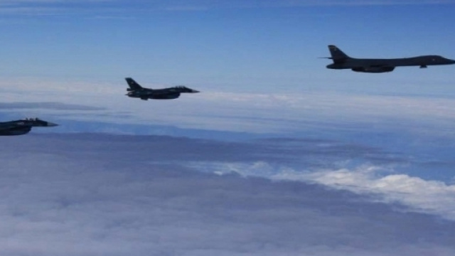I bombardieri strategici statunitensi B-1B si sono levati in volo sui cieli della penisola coreana